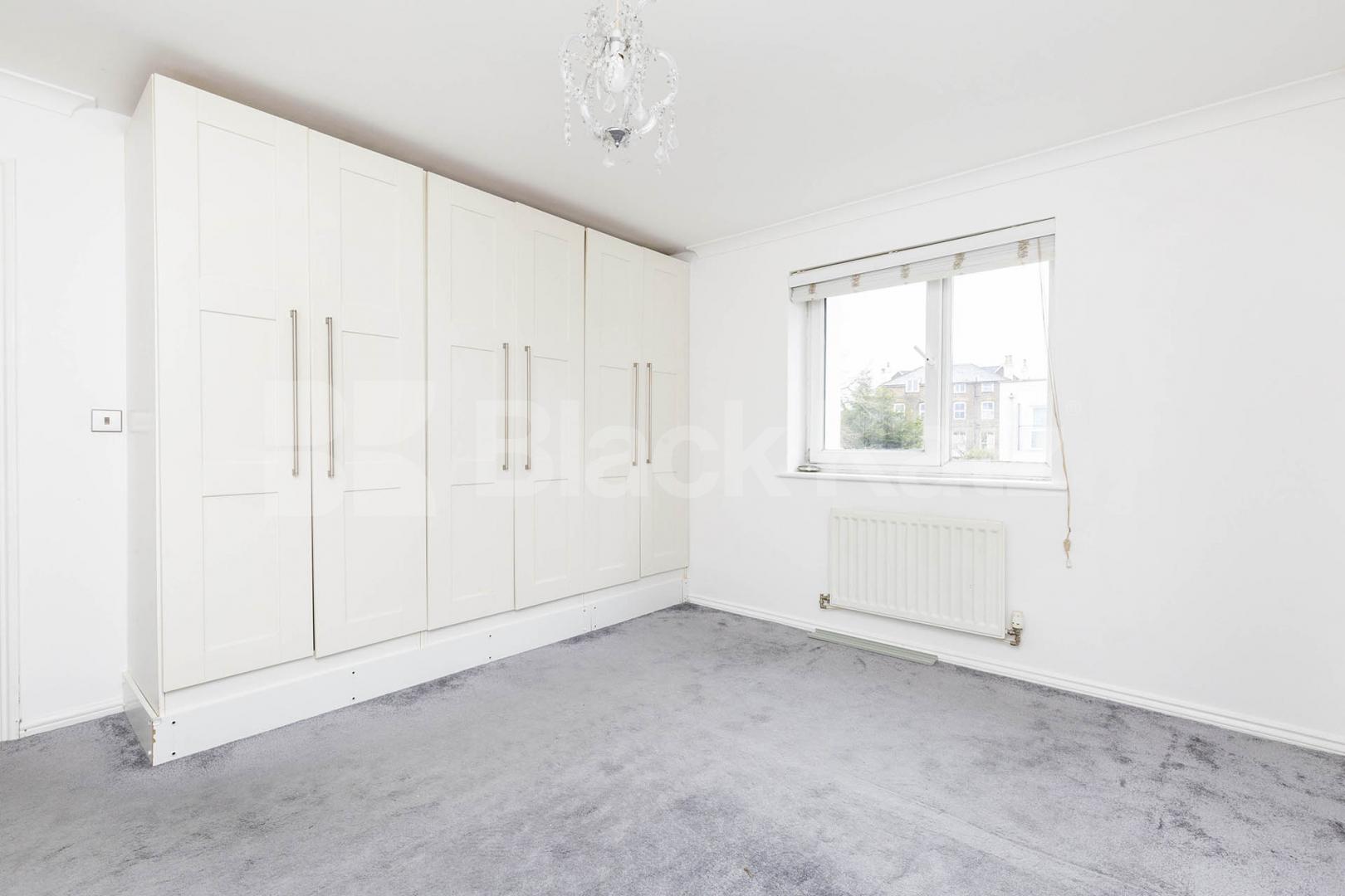 Top floor 2 bedroom apartment next to station with allocated parking  Montague Close, High Barnet 